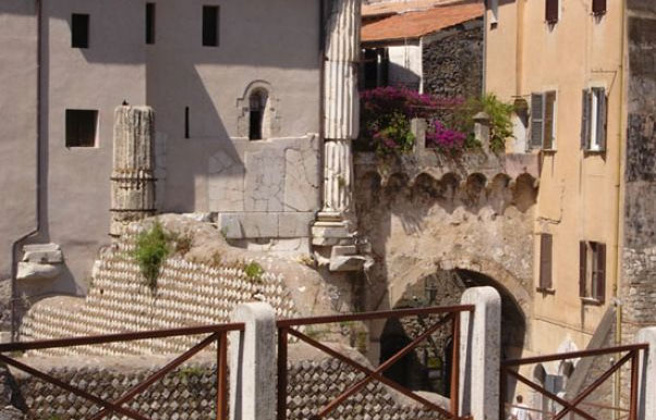 Terracina - Particolare foro Emiliano